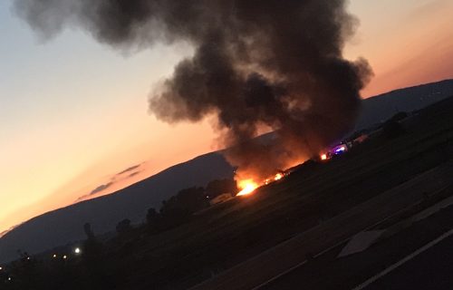 Detalji požara u Nišu: Dvadeset vatrogasaca sprečilo širenje vatre na susedni magacin (FOTO)