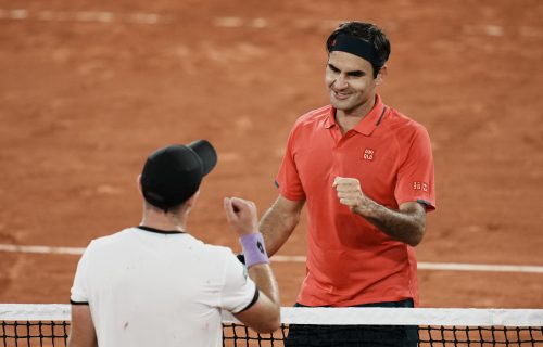 Federer završio meč u jedan ujutru: Veteran se mučio, na kraju posle velike drame pobedio (VIDEO)