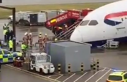 Drama na aerodromu u Londonu! Avion pao na NOS, Hitna pomoć doletela na lice mesta (VIDEO)