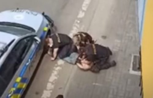 Stravičan SNIMAK: Policajci UBILI Roma, klečali mu na vratu - vlada kaže "nema češkog Flojda" (VIDEO)