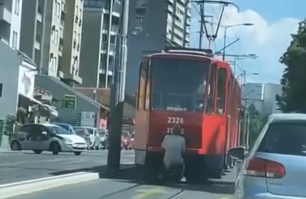 "Pa da li je ovo moguće?": Neverovatan PRIZOR u Beogradu: Pogledajte šta je uradio ovaj čovek (VIDEO)