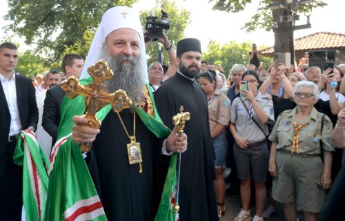 Patrijarh Porfirije stigao u crkvu Lazaricu u Kruševcu: Dočekali ga vernici i sveštenstvo (FOTO)