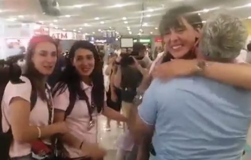 Dirljive scene po sletanju u Beograd: Zlatna srpska košarkašica u suzama, slomile su je emocije (VIDEO)