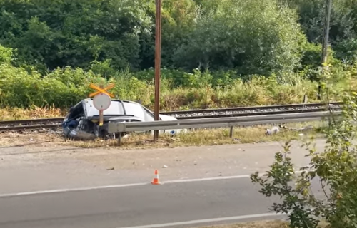 Saobraćajna NESREĆA na pružnom prelazu: Voz UDARIO u automobil, ima povređenih (VIDEO)