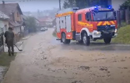 Velika POPLAVA zadesila Požegu: Ulice neprohodne, u dvorištima mulj, a voda nosi SVE pred sobom (VIDEO)