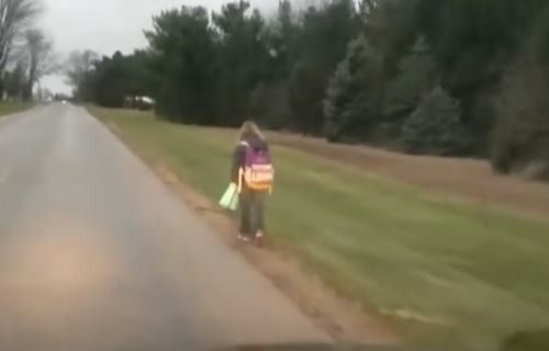 Otac naterao ćerku da pešači do škole 8 km po kiši: Kad je saznao ŠTA JE URADILA u autobusu objavio VIDEO