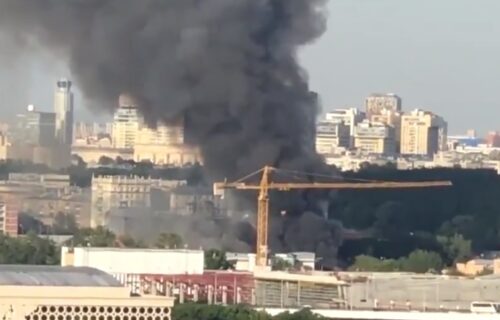 Stravični snimci EKSPLOZIJE u Moskvi: Gori zgrada, ogroman oblak dima prekrio grad (VIDEO)