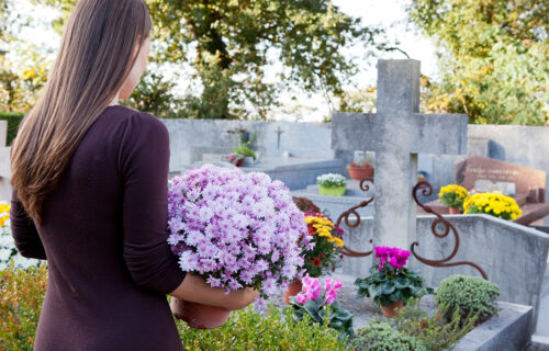 Nišlijki umrli ujak i tetka, a onda je rodbina imala BIZARAN zahtev: Tražili da u grob stavi ČUDNU stvar