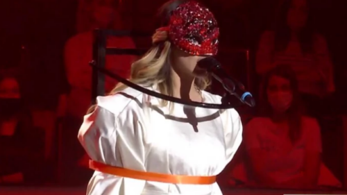 Zvezda Granda ŠOKIRALA performansom: Inspiracija joj bio serijski UBICA iz kultnog filma (FOTO)