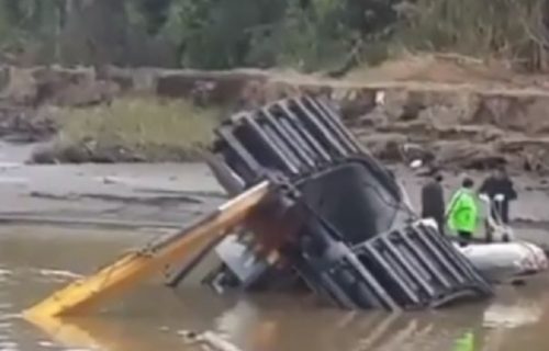 Ponosili se mašinom za čišćenje potoka, pa im se dogodilo nešto zbog čega ih je pojela sramota (VIDEO)