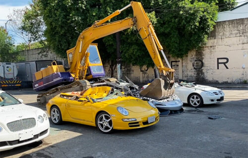 Bager UNIŠTIO luksuzne automobile vredne 1,1 milion dolara: Država poslala jasnu poruku (VIDEO)