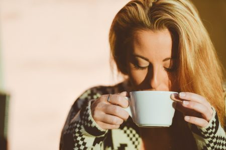 Šta jutarnja kafa na prazan stomak čini vašеm organizmu?