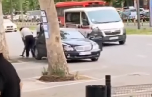 SRAMOTA usred bela dana: Nišlija ukrao KANTU i strpao je u "Mercedes", prolaznici šokirani (VIDEO)