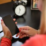 SZO traži da se OGRANIČI upotreba mobilnih telefona!