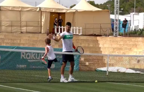 Divne scene iz Novakove akademije: Mali Stefan igra tenis sa drugom, tata prati svaki pokret sina (VIDEO)