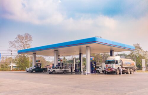 HAOS na auto-putu Niš-Beograd: Automobil uleteo u izlog pumpe, ima POVREĐENIH