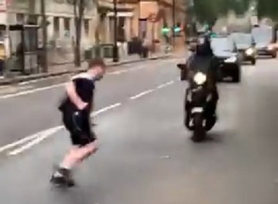 Navijač se mrtav pijan teturao ulicom, kad je na njega naleteo motor: Scena s EURO obišla svet! (VIDEO)