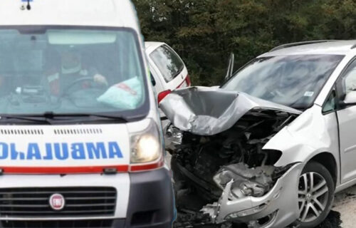 UŽAS kod Kruševca: POGINUO mladić (20), žestok sudar dva automobila na raskrsnici