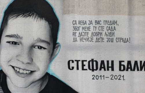 TRAGIČNO stradali Stefan (9) dobio MURAL! Stihovi pored dečakove slike slamaju srce: "Sa neba vas gledam"