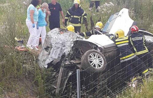 PRVE SLIKE sa mesta jezive nesreće: Nastradao ugledni doktor iz Novog Pazara, troje dece i žena povređeni