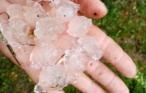 Nezapamćeno nevreme u Ivanjici! Padao grad ČUDNOG OBLIKA: "Kao da se nebo otvorilo" (FOTO+VIDEO)