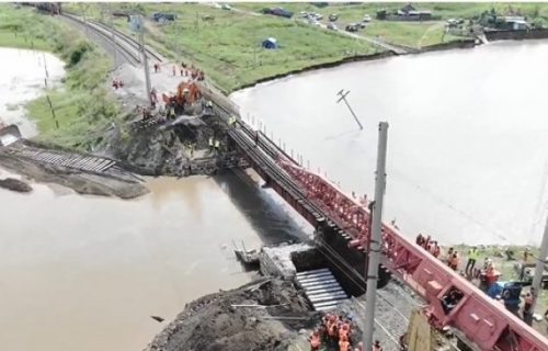 JEZIVE poplave nanele ogromnu ŠTETU Sibiru: Sve snage mobilisane na popravci urušenog mosta (VIDEO)