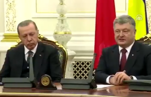Zastaje u govoru, a zatim zatvara oči: Erdogan ZASPAO tokom bajramske čestitke (VIDEO)