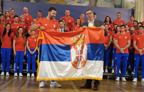 Predsednik Vučić uručio ZASTAVU sportistima pred Olimpijske igre: Verujem u snagu Srbije (VIDEO)