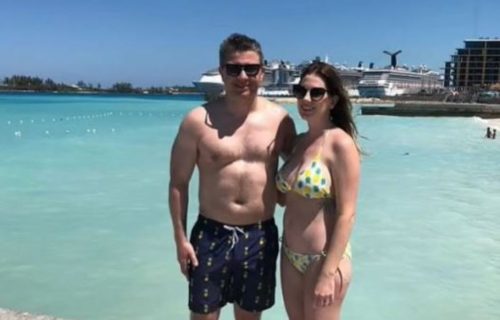 Na plaži su im svi čudno namigivali, a onda su saznali zašto NIKADA ne smete da nosite kupaći sa ANANASOM