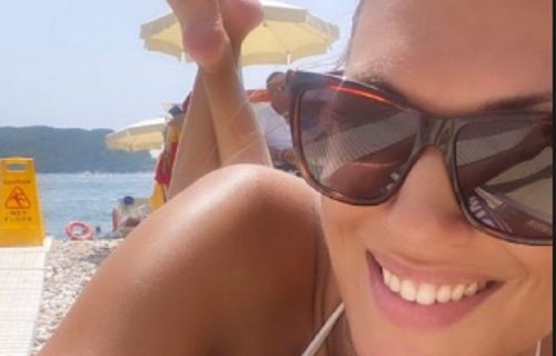 Lečićeva bivša DOMINIRA na plaži: Bujne GRUDI Nine Radulović u prvom planu (FOTO)