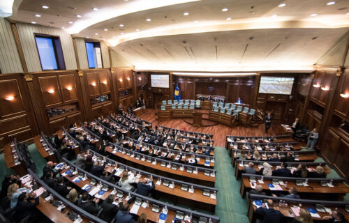 Priština usvojila SRAMNU REZOLUCIJU kojom se osuđuje navodni genocid u Srebrenici!