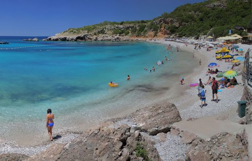 Ugledao GOLU ŽENU na plaži i potrčao ka njoj: Kad je shvatio na šta je naleteo, ostao je zatečen (FOTO)