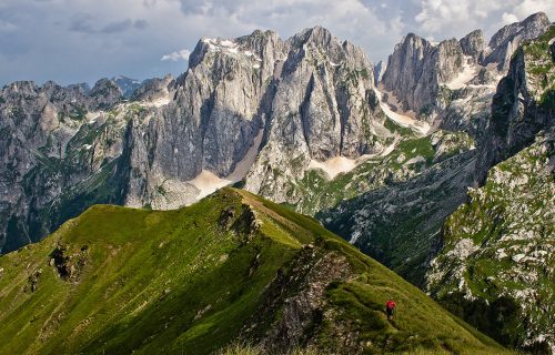 DRAMA na Prokletijama: Gorska služba spasavanja u potrazi za POVREĐENIM planinarom iz Srbije