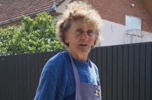 "Dobro ručaš i RAZVUČEŠ": Baka nasmejala Srbiju, objasnila devojkama šta da RADE u muškom društvu (VIDEO)