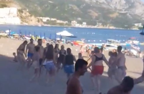 Srbi "opleli" kolo na crnogorskom primorju: Turisti ulepšali sebi boravak na plaži u Bečićima (VIDEO)