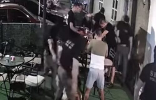 Snimak izazvao BURU na Cetinju: Policajac rekao Roganoviću da legne, pa počeo da ga GAZI po glavi (VIDEO)