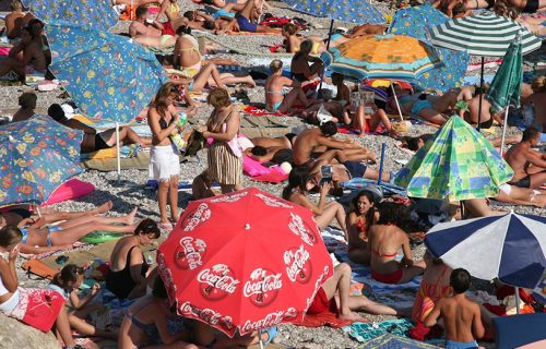 Srbi IZBAČENI sa plaže u Crnoj Gori: Nakon skandala sa turistima, oglasio se KONOBAR iz Sutomora