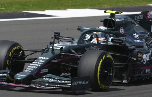 Kakav car: Legendarni šampion Formule 1 posle trke otišao na tribine da počisti đubre! (VIDEO)