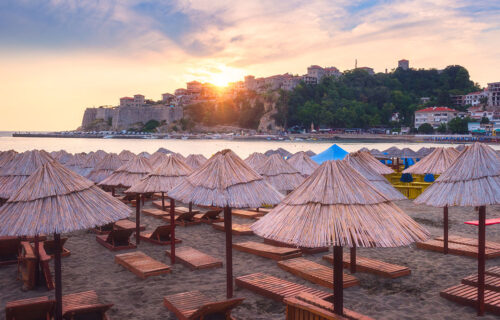 Hit fotografija sa plaže u Ulcinju: Nije imao 100 evra za ležaljku pa se ovako snašao (FOTO)