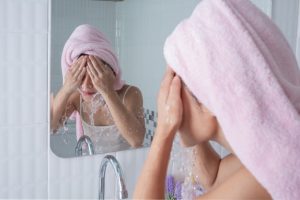 Da li se umivate toplom, ili hladnom vodom? Naučnici su saglasni – ovo je najbolja opcija