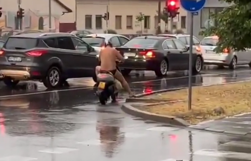HIT SNIMAK iz Novog Sada! Kiša pljušti, a njemu je odlično: Seo na motor u GAĆAMA, pa dao gas (VIDEO)