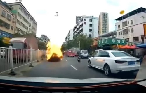 Od Toyote ništa nije ostalo: Pogledajte kako izgleda EKSPLOZIJA plina usred vožnje (VIDEO)