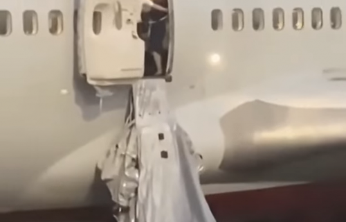 Opšta POMETNJA u avionu: Putnik iz revolta povukao ručicu pa izazvao INCIDENT (VIDEO)
