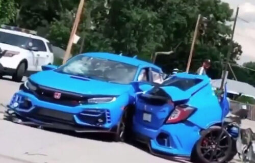 Jeziva scena na putu: Od siline udarca Honda Civic se PREPOLOVILA, čudo da nema žrtava (VIDEO)