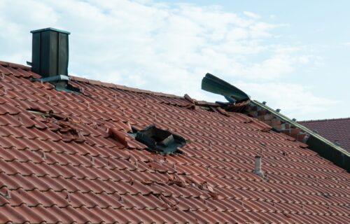 Kao da je bomba pala: Vlasnici kuće istrčali napolje da vide šta im je palo "s neba", pa ostali bez reči