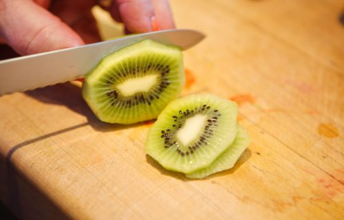Trik koji će vam olakšati život: Oljuštite i isecite voće za 15 sekundi (VIDEO)
