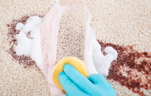 Bez iznošenja i mučnog ribanja: Kako da temeljno očistite tepih za samo 10 minuta?
