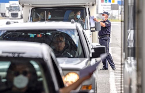 Uhapšen LAŽNI policajac na graničnom prelazu Vatin: Zaplenjeno skoro 100.000 FALSIFIKOVANIH dolara