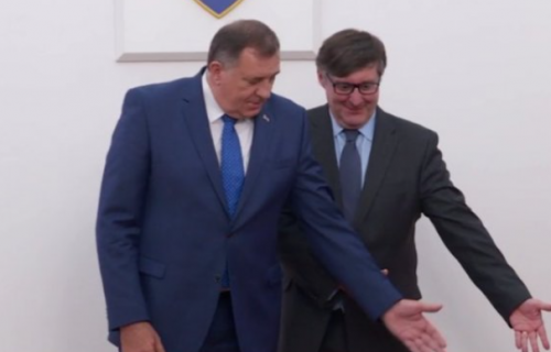 Dodik odbio da stane pod zastavu BiH: Palmer mu rukama pokazao gde da pređe, on mu UZVRATIO (FOTO)
