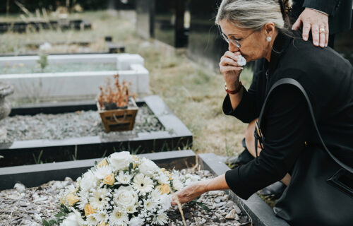 Nepoznata žena se pojavila na SAHRANI: Stajala nad kovčegom, a onda su joj našli nešto što je SLEDILO sve